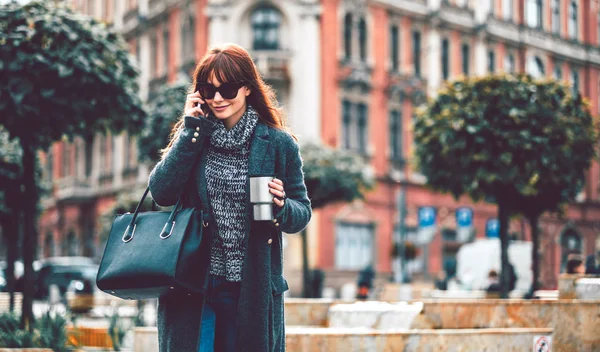 Cena urbana, mulher com xícara de café conversando no telefone celular na cidade — Fotografia de Stock