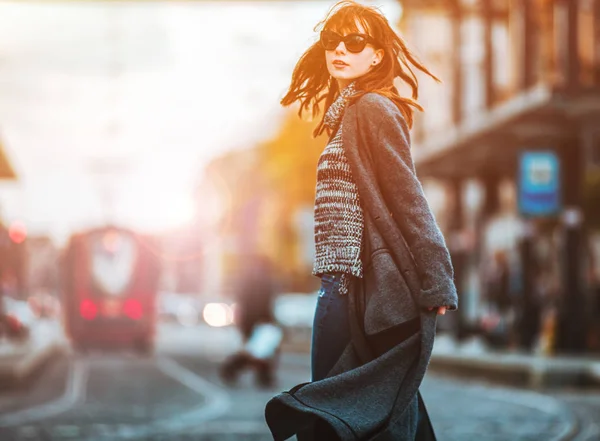 通り、都市のシーンの上を歩いてのコートに流行のファッション女性 — ストック写真