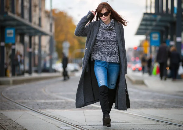 Wanita mode Trendy mengenakan mantel berjalan di jalan, pemandangan kota — Stok Foto