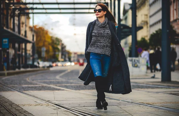 Mulher da moda na moda no casaco andando na rua, cena da cidade — Fotografia de Stock