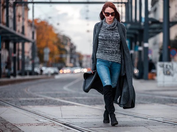 Mode à la mode femme en manteau marchant dans la rue, scène de la ville — Photo