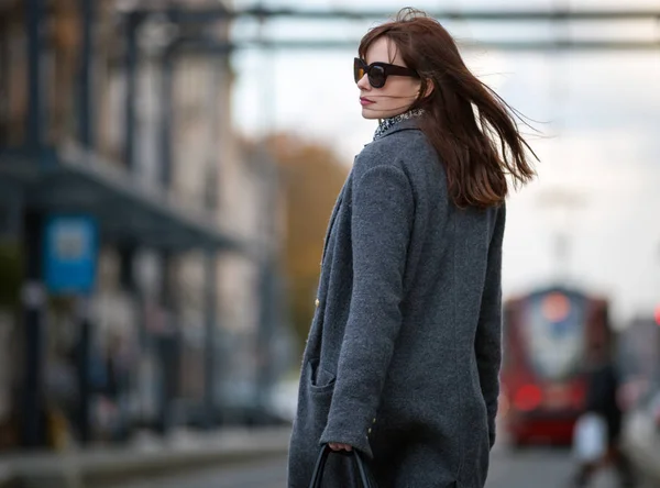 时尚女装穿着大衣走在街上, 城市场景 — 图库照片