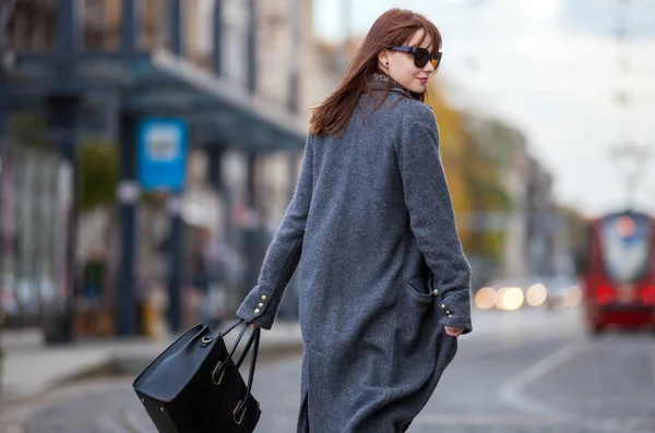 Модная модная женщина в пальто прогулка по улице, городская сцена — стоковое фото