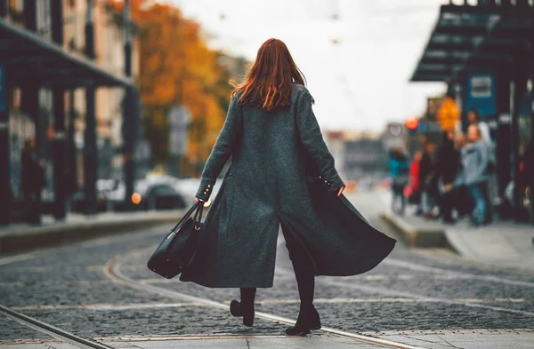 Moda mujer de moda en abrigo caminando por la calle, escena de la ciudad —  Fotos de Stock