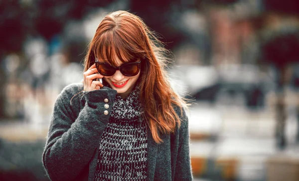 Lachende vrouw praten op mobiele telefoon in de stad — Stockfoto