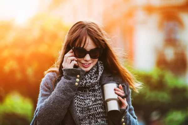 Smiling woman talking on mobile phone in the city — Stock Photo, Image