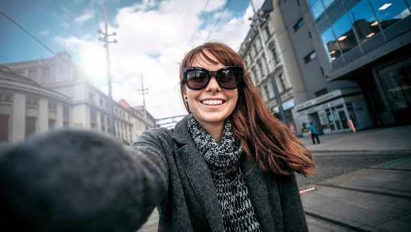 Χαμογελαστά πορτρέτο selfie όμορφη γυναίκα στην πόλη — Φωτογραφία Αρχείου