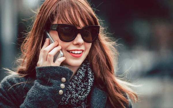 Mulher sorridente falando no celular da cidade — Fotografia de Stock