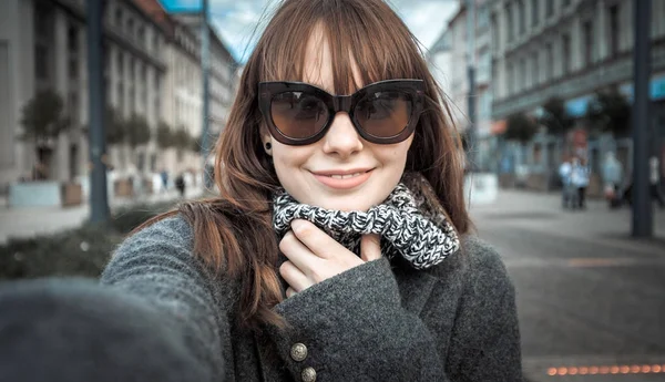 Sonriente retrato de mujer bonita selfie en la ciudad —  Fotos de Stock