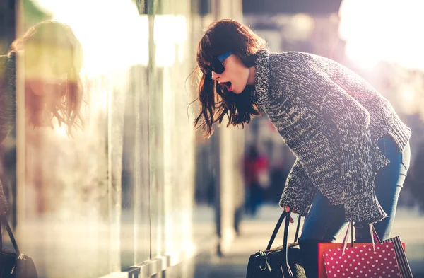 Mujer conmocionada en la calle mirando a la ventana de compras, concepto adicto a las compras — Foto de Stock