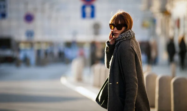 Spěchat na město ženu, chůzi na ulici — Stock fotografie