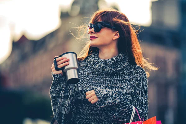 Kobieta spaceru na ulicy z filiżanki kawy i torby na zakupy, pojęcie życia miasta — Zdjęcie stockowe