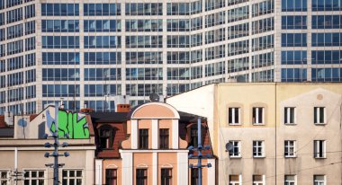 Eski nad yeni mimari klasik ve modern binalar