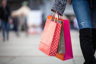 Portre alışveriş torbaları sokakta kadın tarafından tutarak