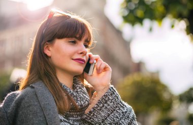 Trendy kadın cep telefonunda şehir sokak, kentsel olay yerinde söz portresi