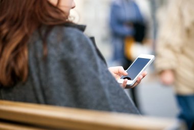 Kadın elinde cep telefonu sokakta app kullanarak ile yakın