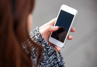 Şehrin sokak kadın tarafından cep telefonu kullanarak kapatın