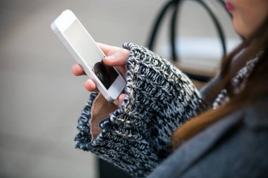 Şehrin sokak kadın tarafından cep telefonu kullanarak kapatın