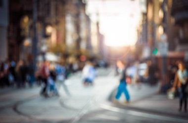 Şehirde sokak, bokeh arka plan bulanık insanlar