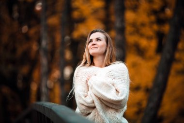 Güzel Kazak kadında zevk renkli sonbahar