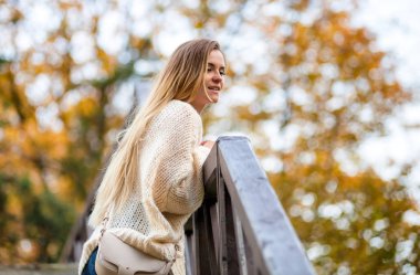Renkli sonbahar parkta güzel genç kız
