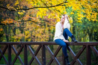 Kız sıcak kazak üzerine düşmek arka plan