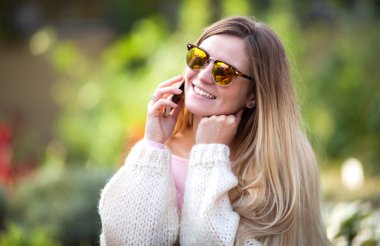 Kadın bahçede cep telefonunda söz