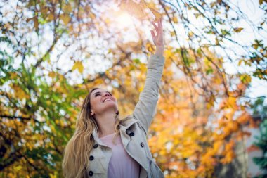 Neşeli renkli sonbahar elime ulaşan kat kadında bırakır