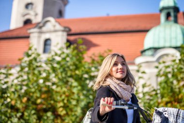 Şehrin kadın retro bisikleti ile sonbahar