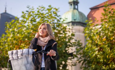 Şehrin kadın retro bisikleti ile sonbahar