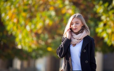 Kadın telefonu City sonbahar sırasında sokak söz