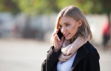 Telefonunuzun ve sokak city adlı genç kadın