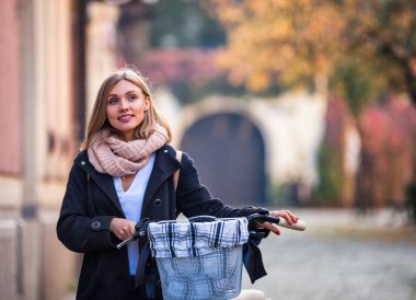 Retro bisiklet üzerinde eski şehir yürüyüş ile kız