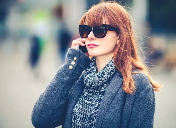 Mulher bonita usando telefone celular na rua — Fotografia de Stock
