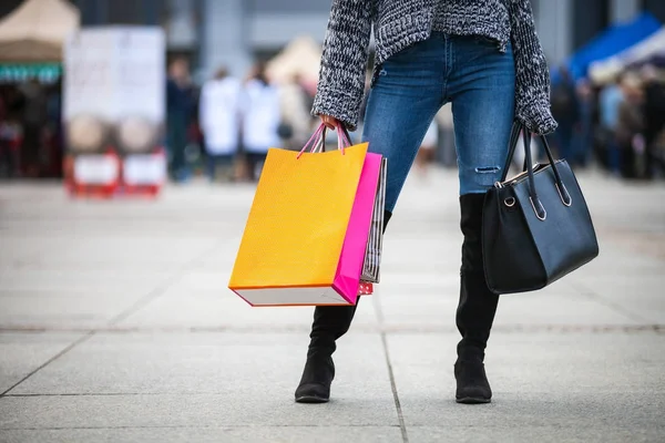 Portre alışveriş torbaları sokakta kadın tarafından tutarak — Stok fotoğraf