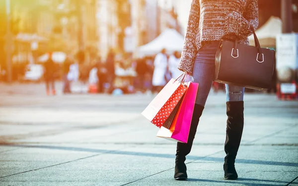 Primeros planos bolsas de compras sosteniendo por la mujer en la calle — Foto de Stock