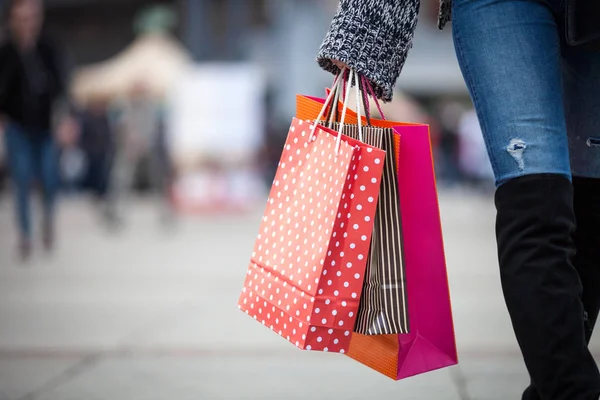 Primeros planos bolsas de compras sosteniendo por la mujer en la calle —  Fotos de Stock