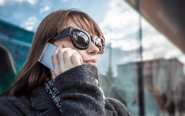Primer plano retrato de la mujer hablando en el teléfono móvil al aire libre —  Fotos de Stock