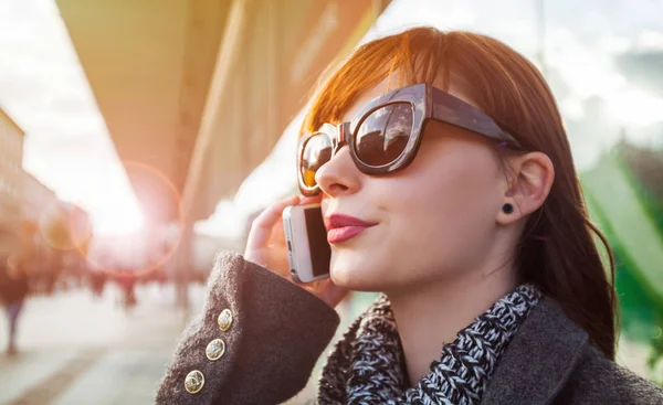 Nahaufnahme Porträt einer Frau, die im Freien mit dem Handy spricht — Stockfoto