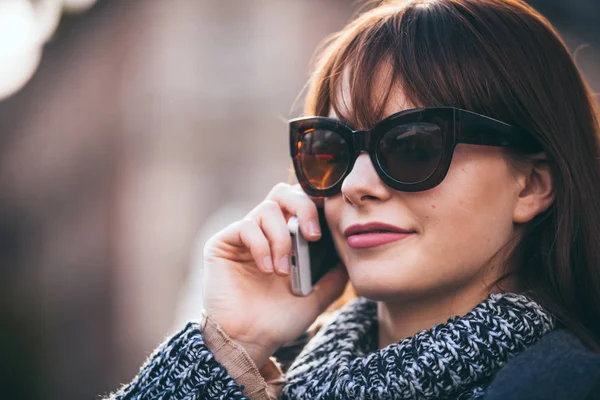Porträt einer trendigen Frau, die auf dem Handy in der Stadtstraße spricht, urbane Szene — Stockfoto