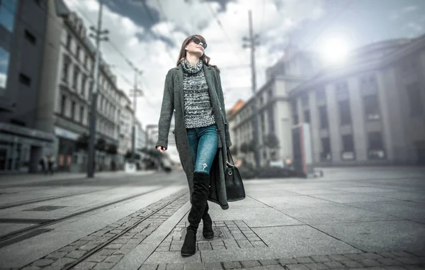 Ležérní módní městské scény, moderní žena v plášti chůzi na ulici — Stock fotografie