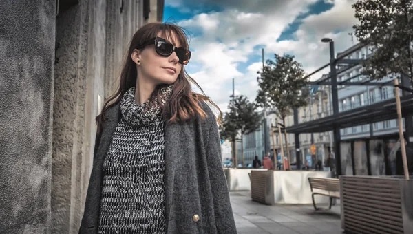 Mode décontractée scène urbaine, femme à la mode en manteau marchant dans la rue — Photo