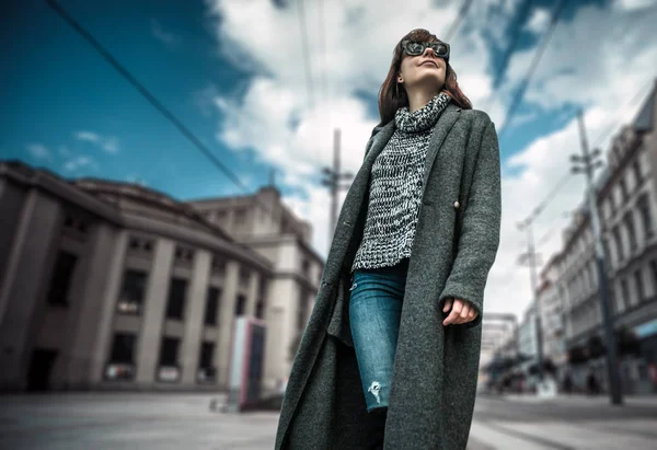 カジュアルなファッション都市風景、通りを歩いてコートでトレンディな女性 — ストック写真