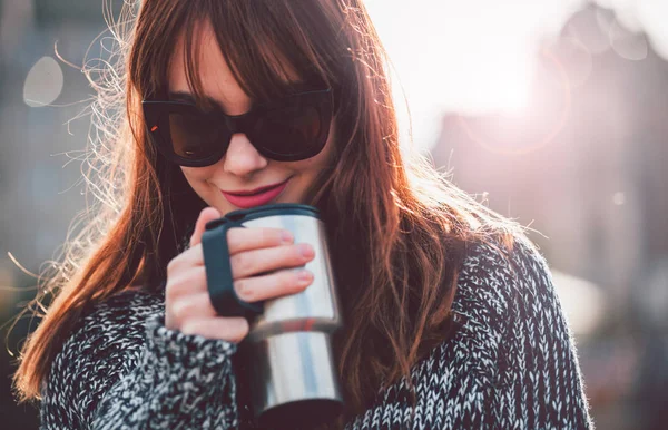 Trendiga kvinna med kaffekopp på city — Stockfoto