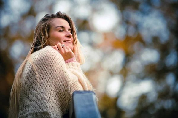 Όμορφη γυναίκα στο πουλόβερ Απολαύστε πολύχρωμο φθινόπωρο — Φωτογραφία Αρχείου