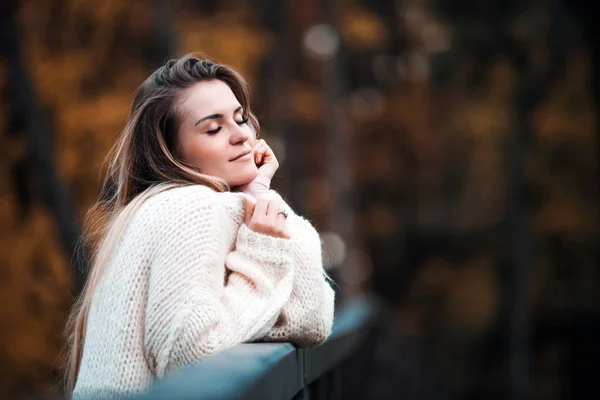 Schöne Frau im Pullover genießt bunten Herbst — Stockfoto