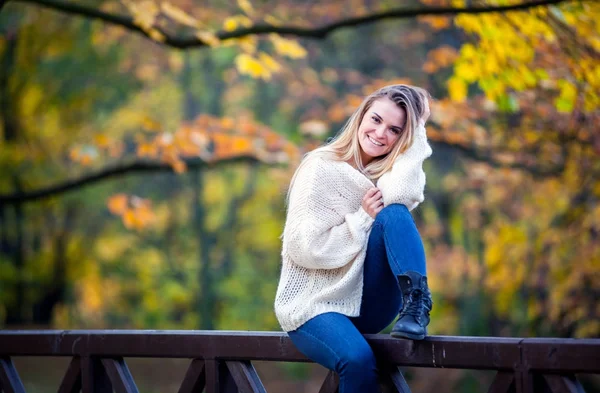 Красивая молодая девушка в красочном осеннем парке — стоковое фото