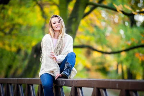 Mooi jong meisje in de kleurrijke herfst park — Stockfoto