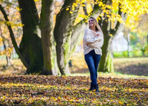 Geniet van de herfst gelukkig vrouw op de daling van de kleurrijke achtergrond — Stockfoto