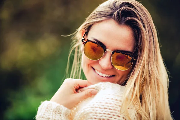 Portrait de belle femme blonde avec des lunettes de soleil — Photo